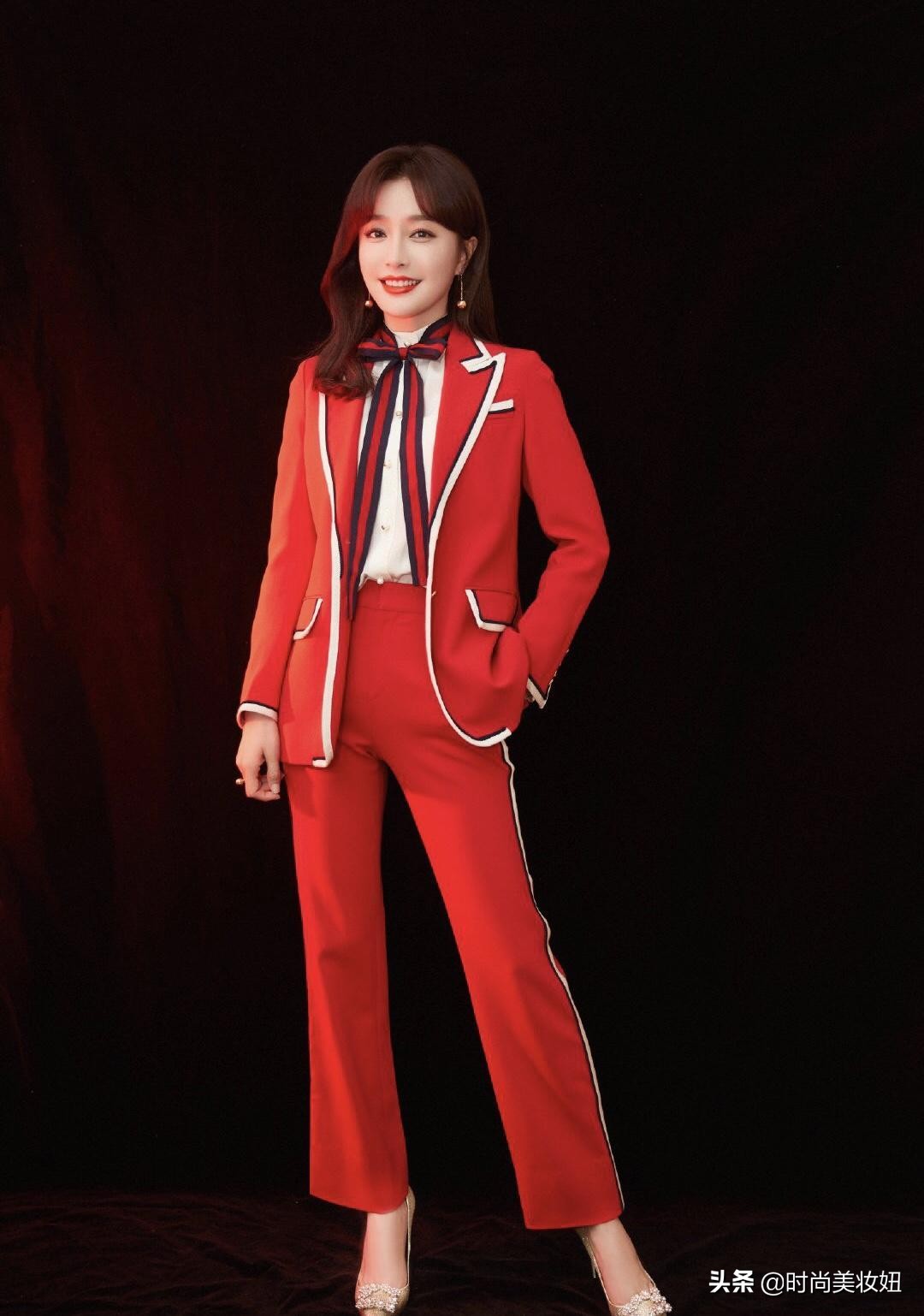 大衣高级感秦岚减龄20岁,秦岚驼色大衣穿出女总裁气魄