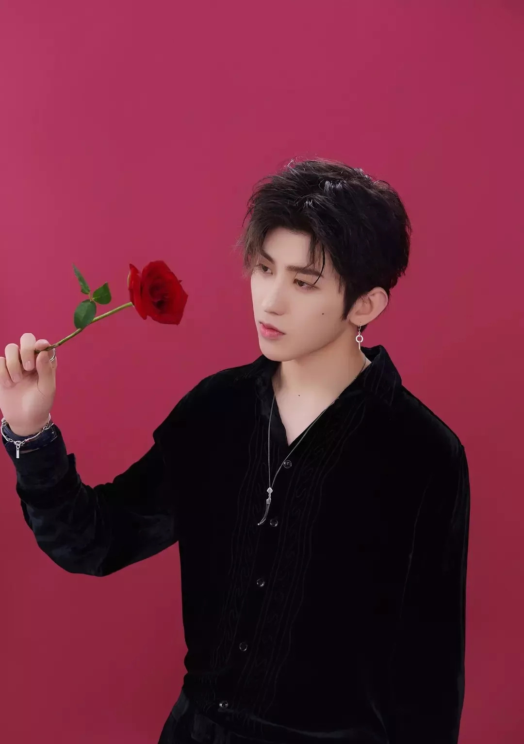 10位爱豆同时送花给你，你会选谁？网友：除了第十个，我全都要