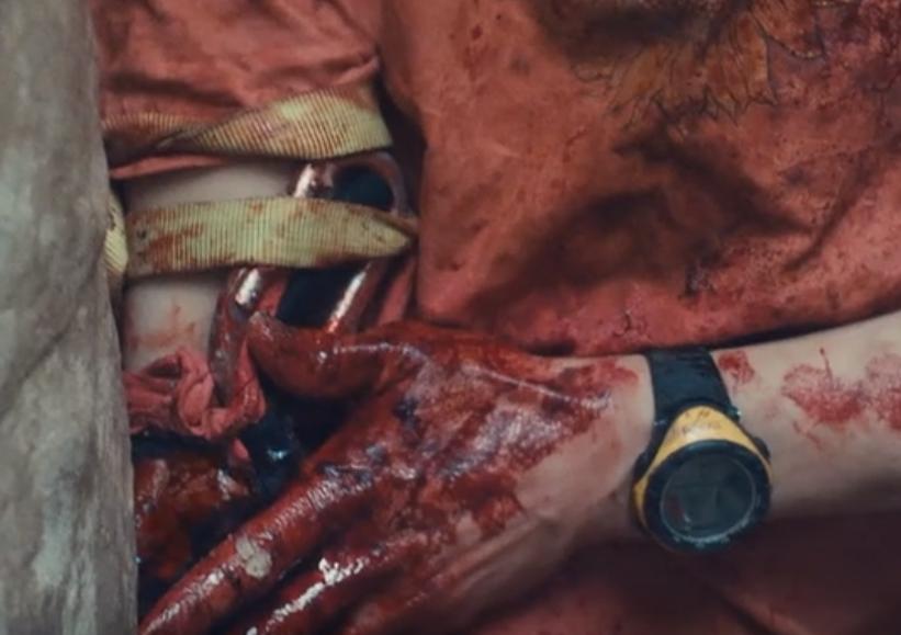 又渴又疼!手臂被石头卡住五天五夜?这部电影告诉你如何断臂求生