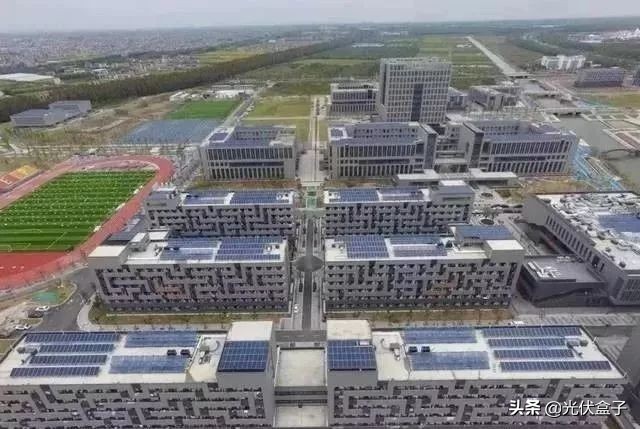 这些大学装了太阳能电池板发电，好看又环保，还能赚钱