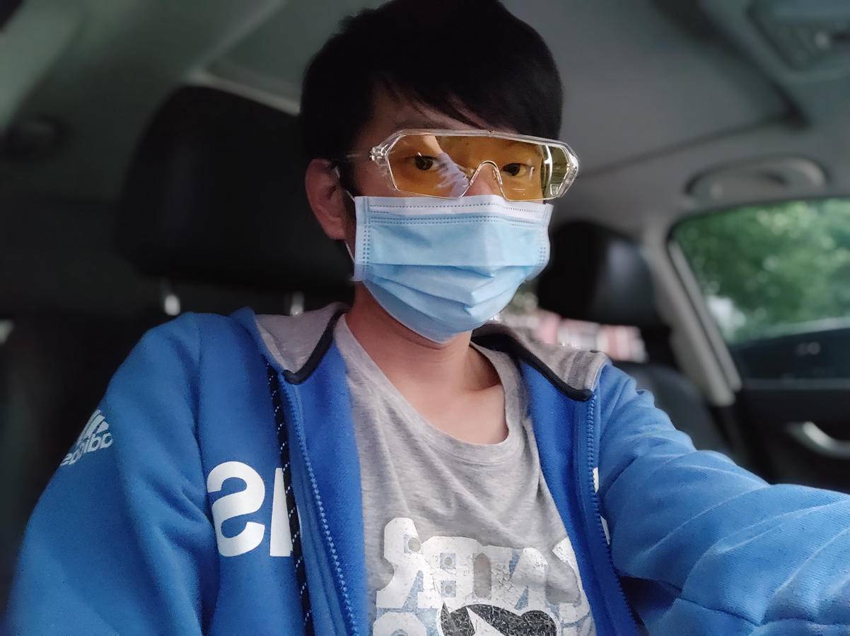 不仅解决开车人士长期困扰，它还能日夜两样感光变色