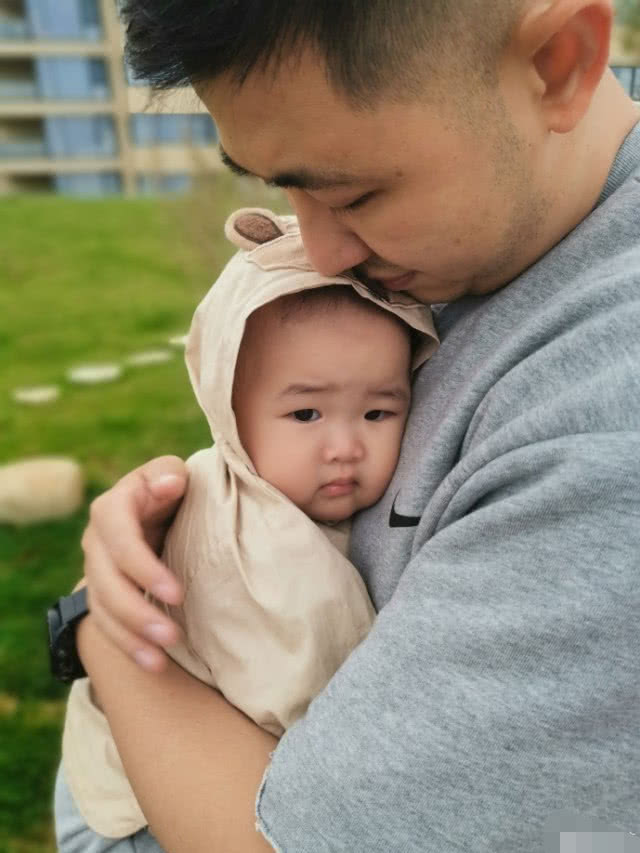 李艾晒老公儿子，灯泡依偎在爸爸怀里撒娇，小眼神委屈巴巴萌翻