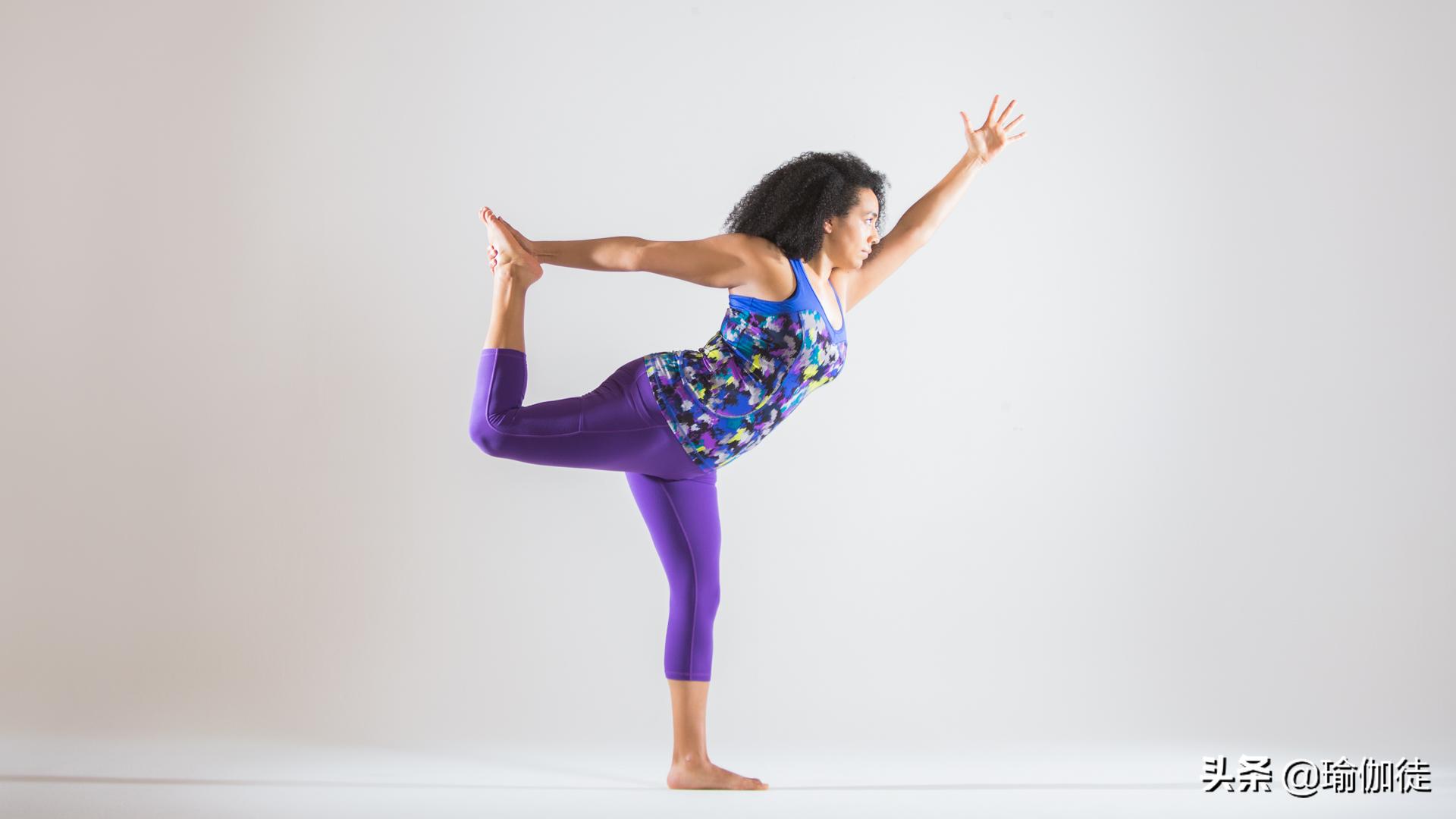 借助瑜伽球锻炼,借助有弹性带练瑜伽