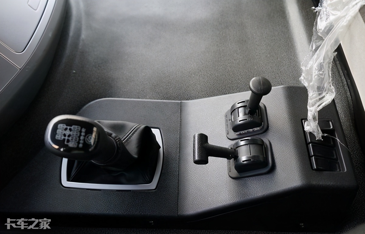 北奔重卡牵引车自重多少斤,北奔v3重载版前四后八自卸车