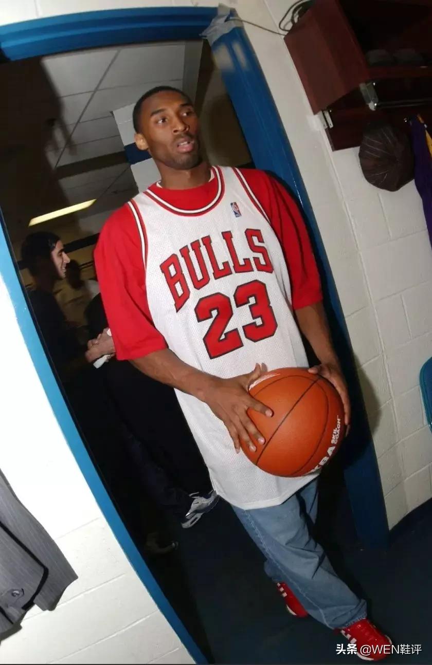 詹姆斯科比鸳鸯鞋,詹姆斯历年全明星上脚球鞋