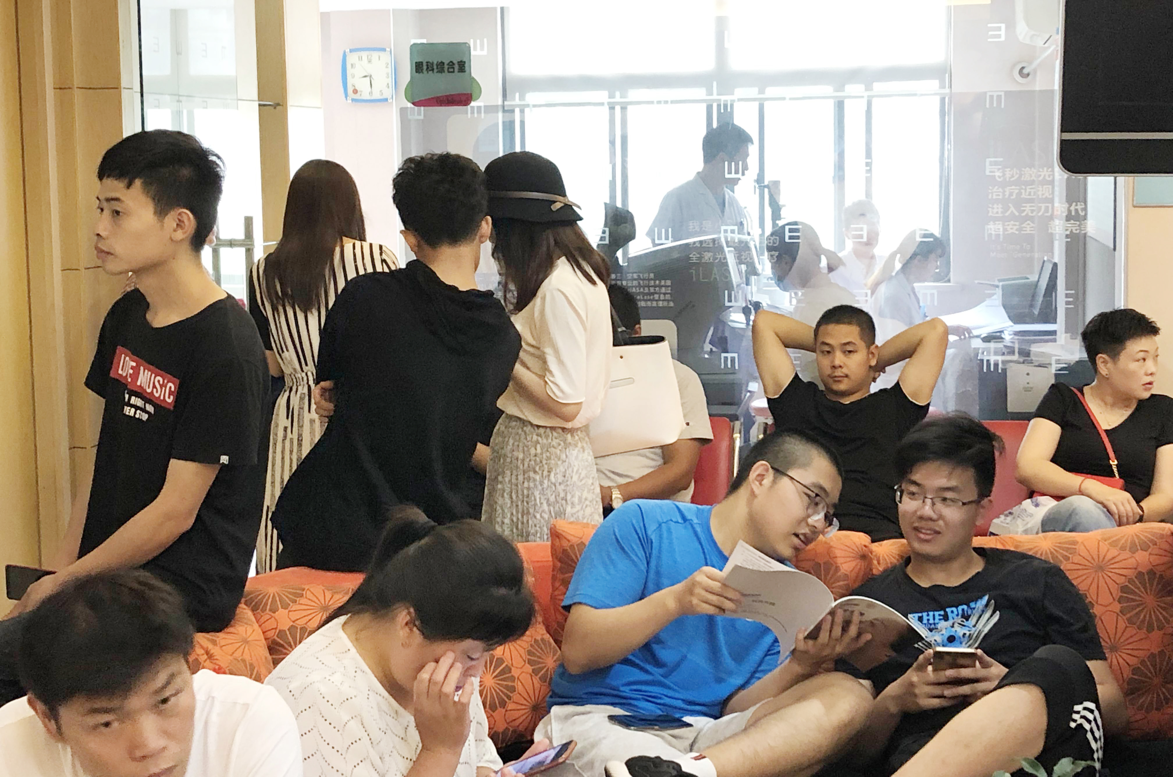 高考结束考生扎堆,高考结束学生扎堆整容