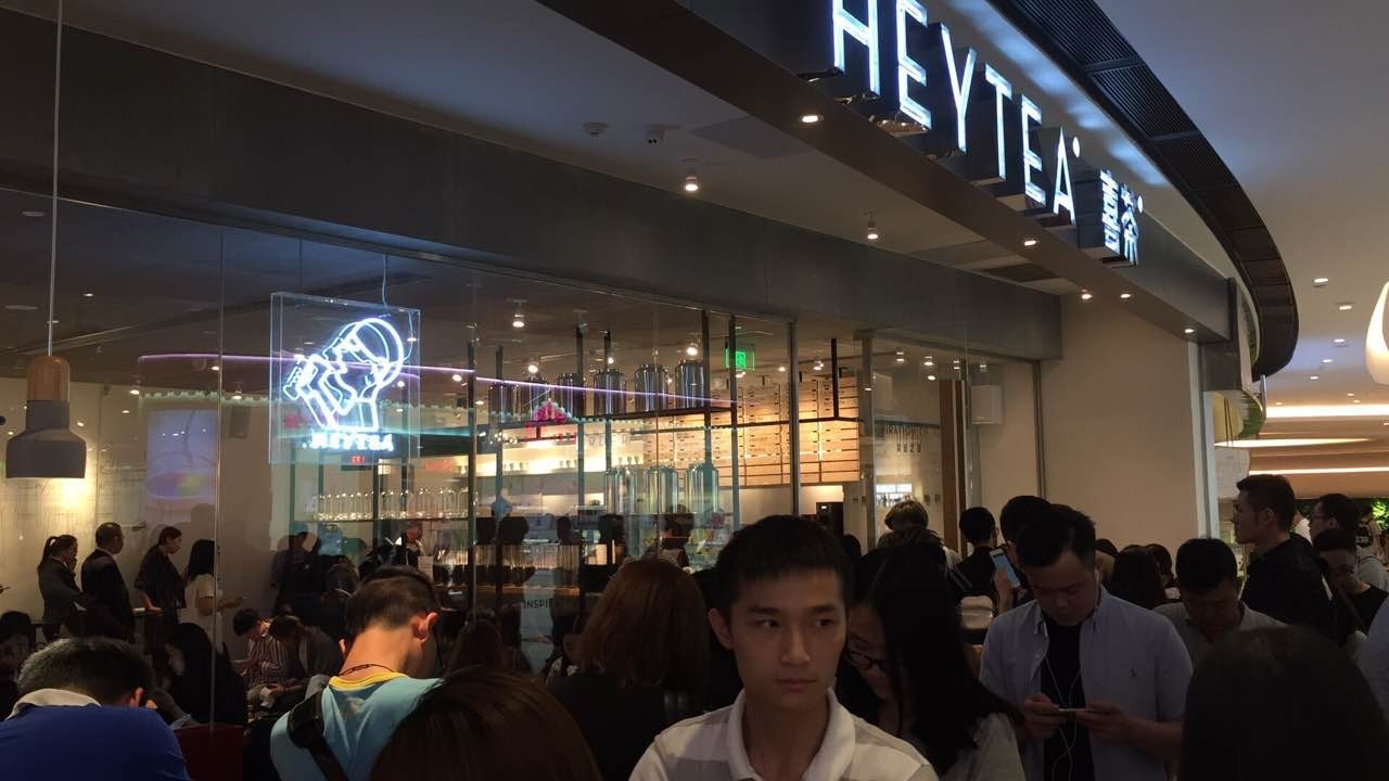 排队8小时叫价150就为喝一杯奶茶,一杯奶茶150元排队8小时