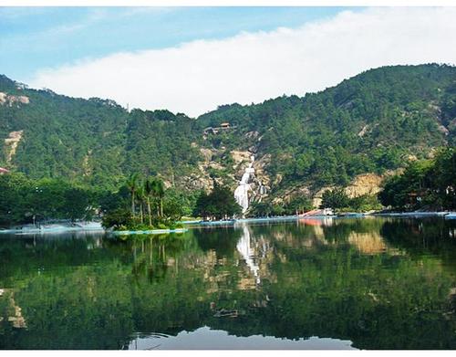 广州游山玩水：芙蓉山层峦叠翠，瀑布飞流直下。自然风光优美怡人