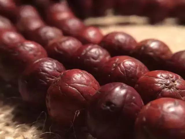 凤眼菩提漏眼影响盘玩么,凤眼菩提漏眼了还值钱吗