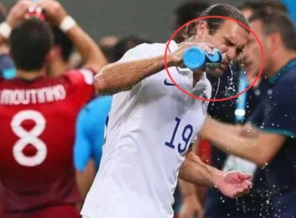 足球运动员为什么喝完水要吐出去,足球运动员喝的水要全部吐出来吗