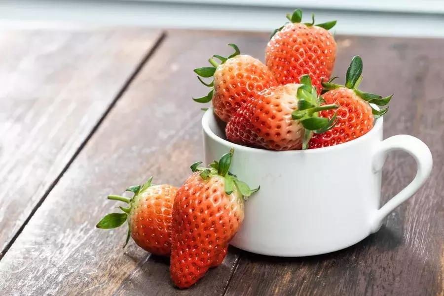 一下子吃了30颗草莓,吃了半斤草莓