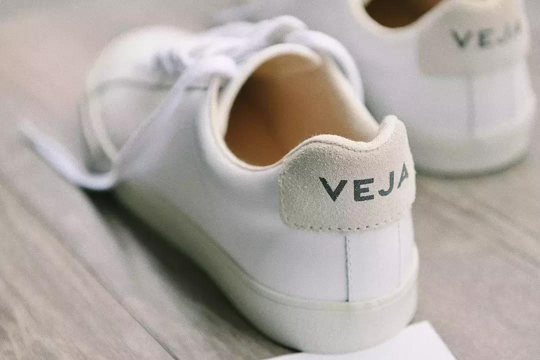 小白鞋什么时候穿好,小白鞋过时了吗