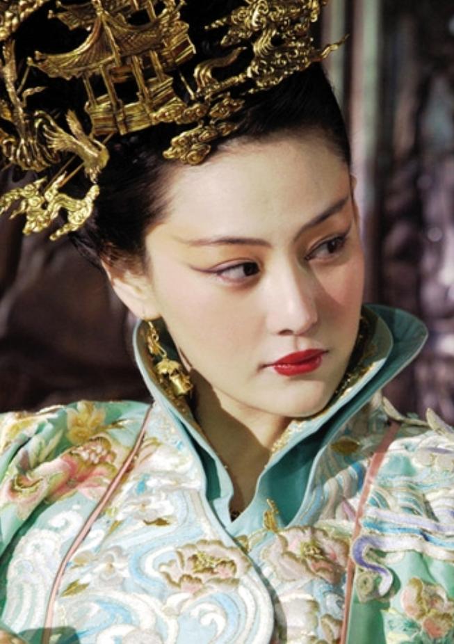 张馨予早期足球宝贝,微博之夜张馨予大黑牛