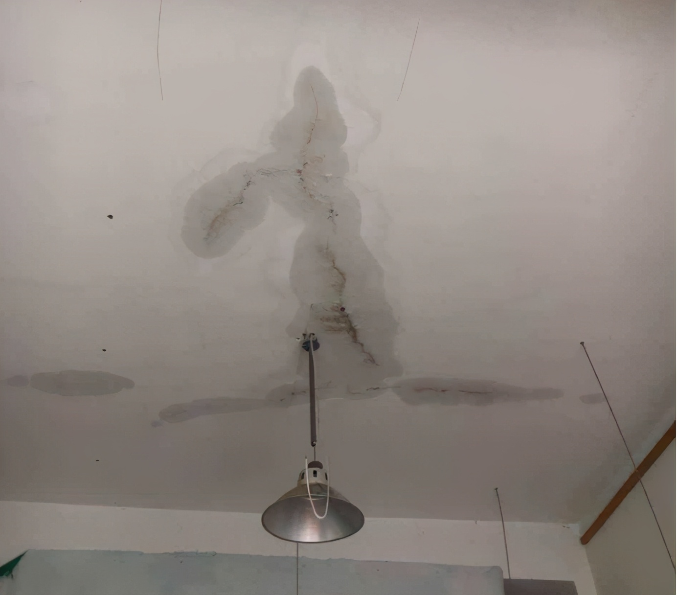 天花板掉皮怎么修补,天花板掉皮翻新教程