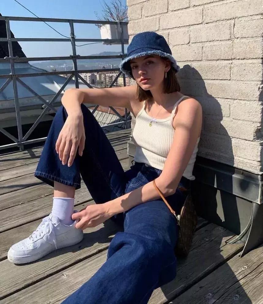 刘雯米兰时装周试装,刘雯维密走秀比心