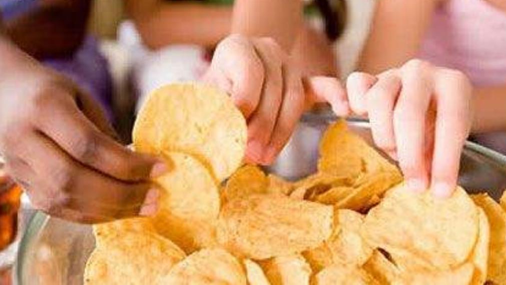 12岁女孩长胡子喉结,女生12岁长喉结不能吃什么