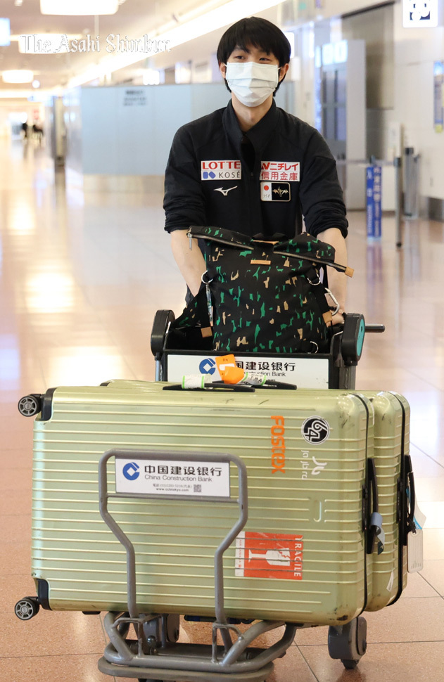 羽生结弦回国开始隔离，机场行李车亮了
