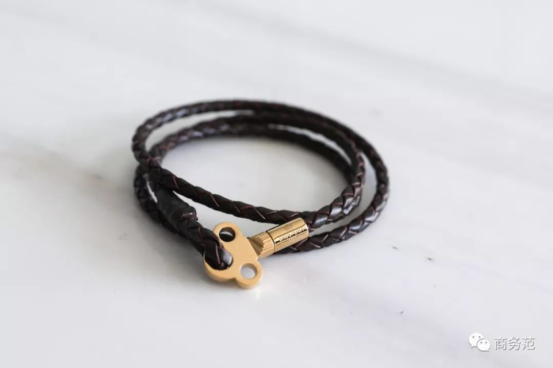 瑞典皇家配饰品牌，几百块戴出万元质感，金色手镯男女戴都好看