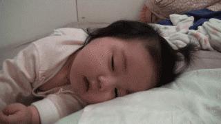 宝宝睡觉不踏实该怎么解决,宝宝睡觉不踏实怎么干预