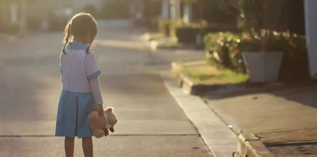 小孩没人带怎么疏导,无人帮衬带孩子的心酸怎么安慰