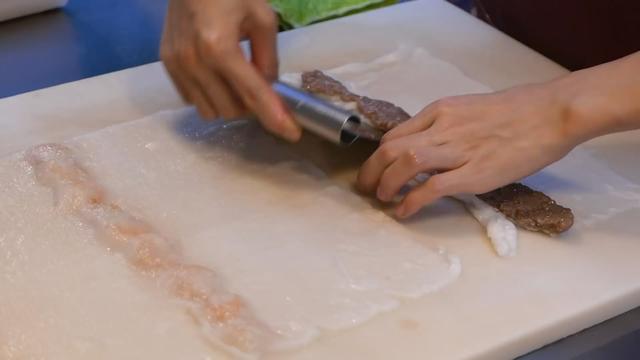 28岁小伙开店卖肠粉,摆摊卖肠粉一天300个月赚多少钱