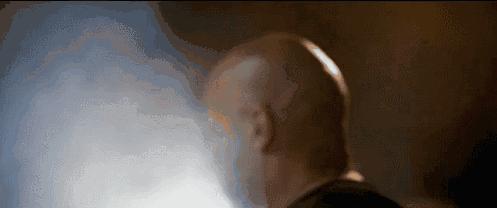 她的43岁，剃平头、扮丑增重50磅，她比男人更英气，比女人更妩媚