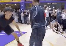 独臂篮球少年和易建联交流球技,易建联评价独臂少年回应库里