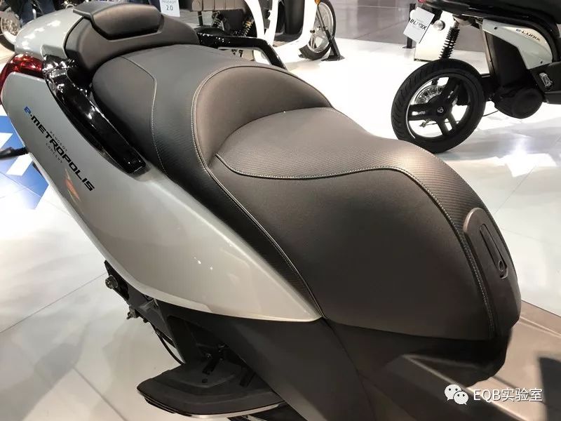 「米兰展独家」弯的电池？可当作充电宝的电池？外国人真会玩！