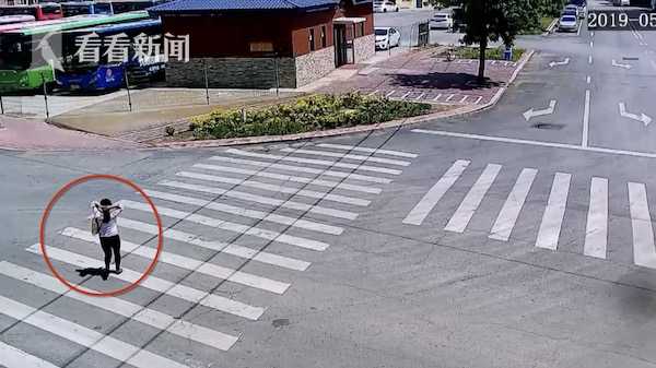 女子走路上突遭辣椒粉撒脸接着脖子一痛金项链没了...