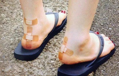 鞋子磨脚处理的简单方法图片,透明拖鞋脚底板磨脚怎么办