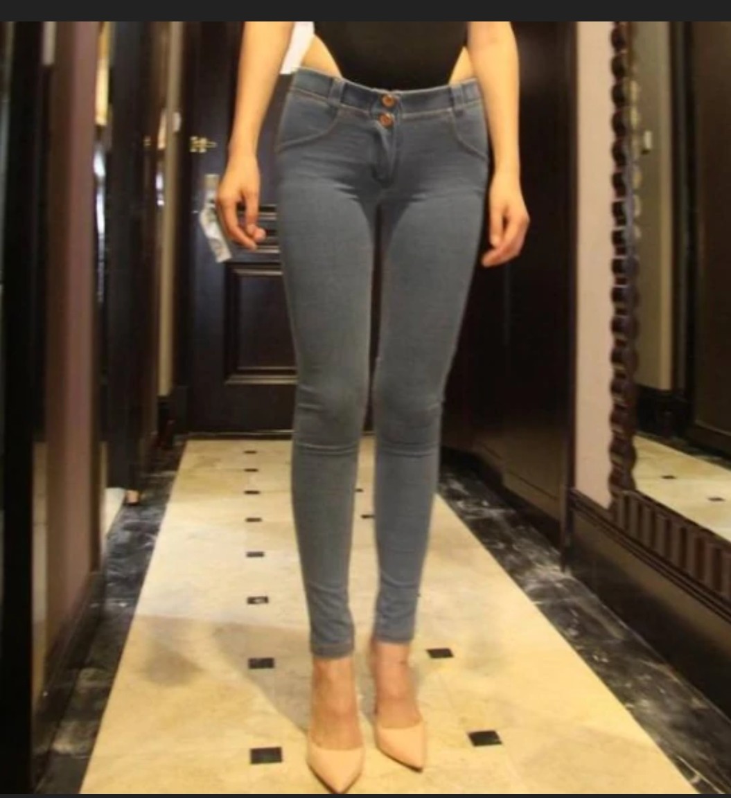 紧身牛仔提臀收腰，展现妙曼身材