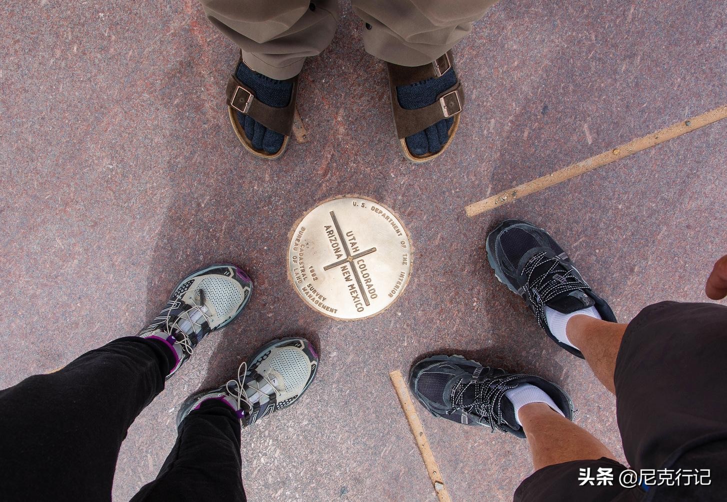 老汉被称为山顶洞人,山顶洞人隐居山洞