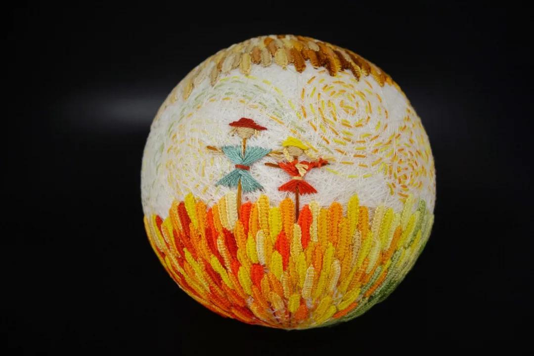 惊艳!“球上刺绣”你见过吗?她在球上绣出二十四节气,无数粉丝为之打call