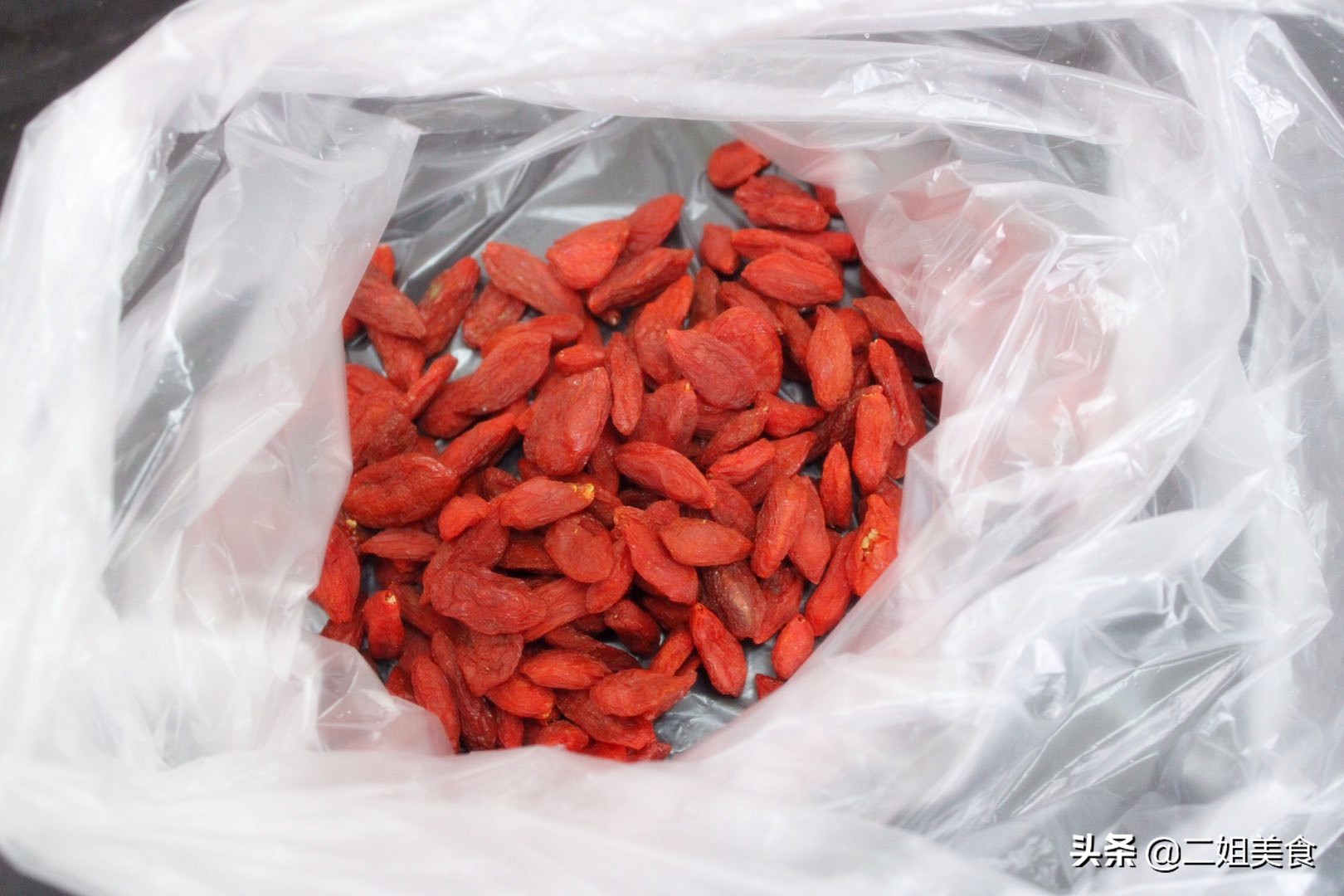 枸杞有点潮湿可以用烤箱烤干吗,枸杞存放不当容易发粘发霉