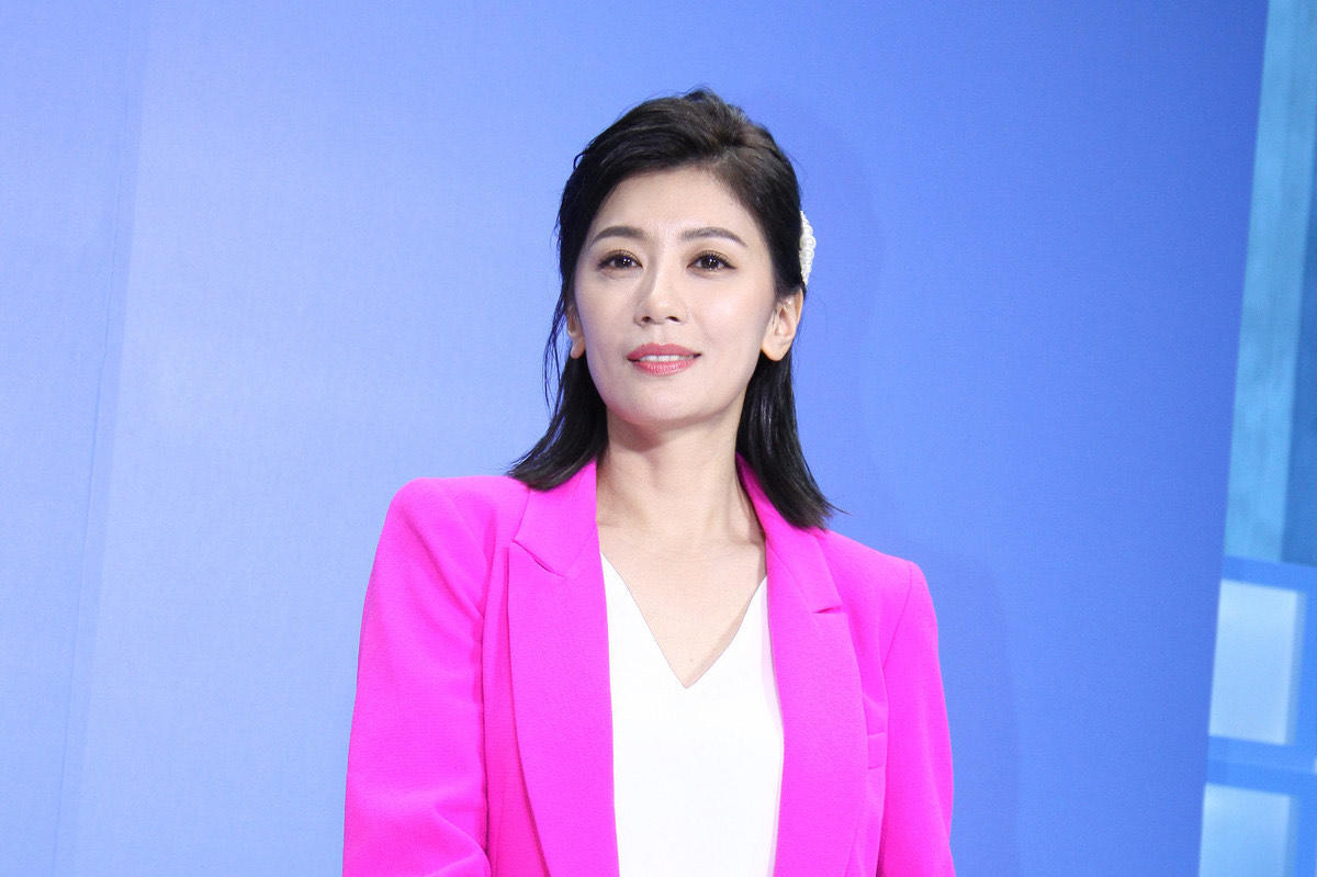 贾静雯竖条西装出席活动,贾静雯47岁穿红色裙出席活动