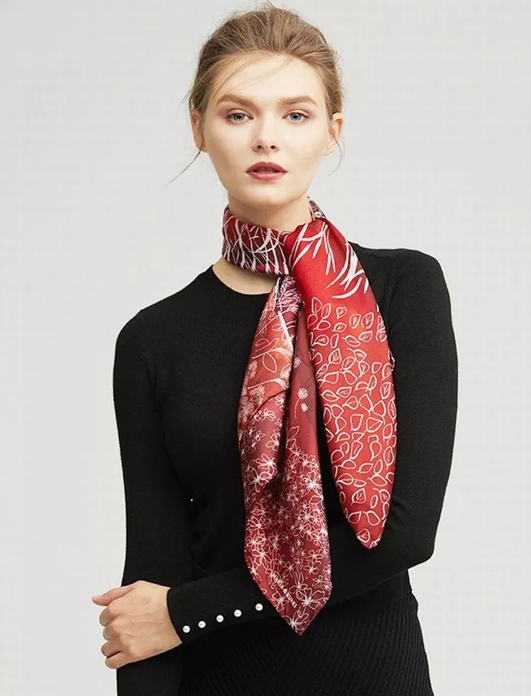 跨越半世纪的经典搭配王丝巾，这都当衣服穿了？