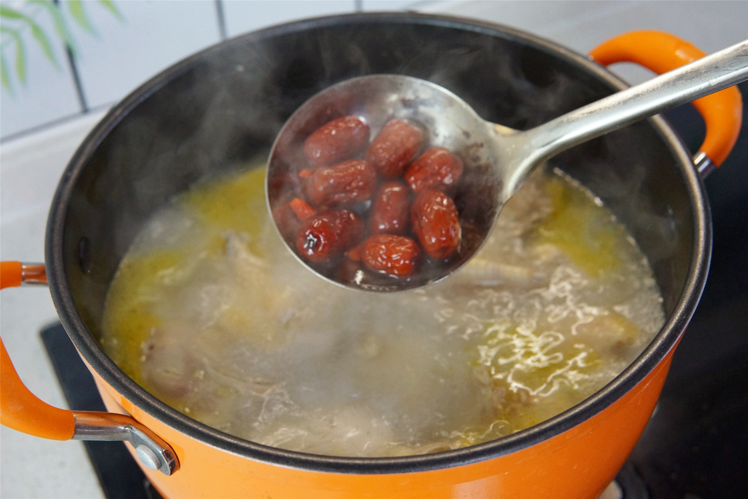 炖鸡汤时别焯水,炖鸡时切记别直接焯水