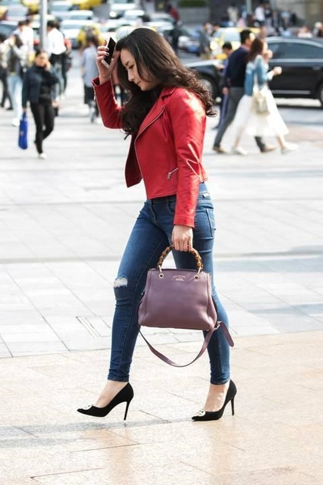 街拍美女穿着小黑裙更显成熟魅力,街拍修身的裙子才能彰显曲线美