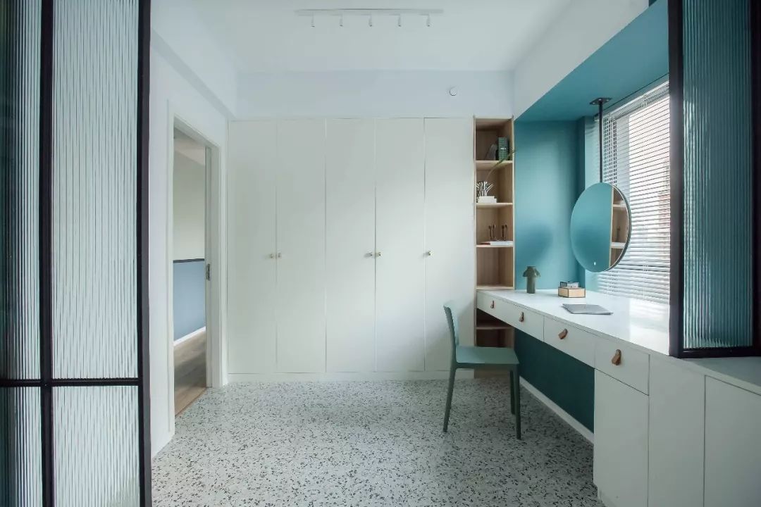 衣柜定制效果黄色原木,全屋定制白色衣柜轻奢效果图