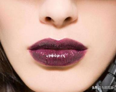 喝红酒后嘴唇发紫舌头变黑,朋友问他是不是中毒了?