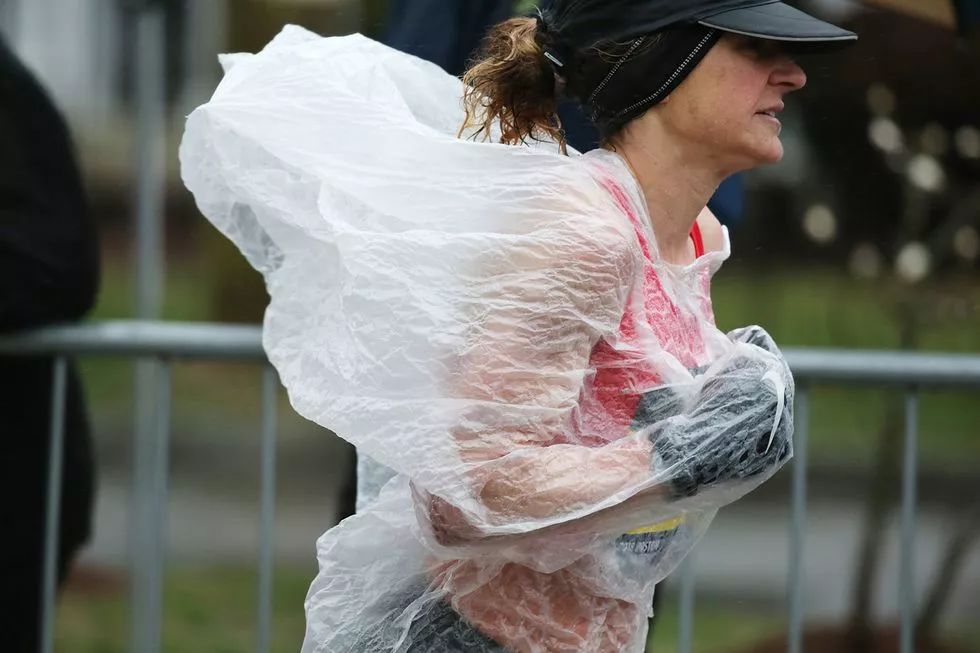 当雨天来了要注意什么,路上遇到大半挂车注意事项