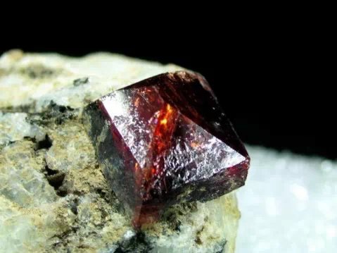 各种宝石原石的种类图片大全,高清彩色宝石原石图片大全