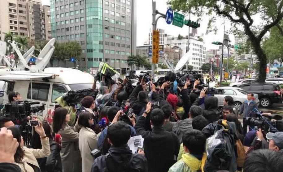 钮承泽被曝性侵后现身警察局，剃了个光头，网友：想直接进去了？