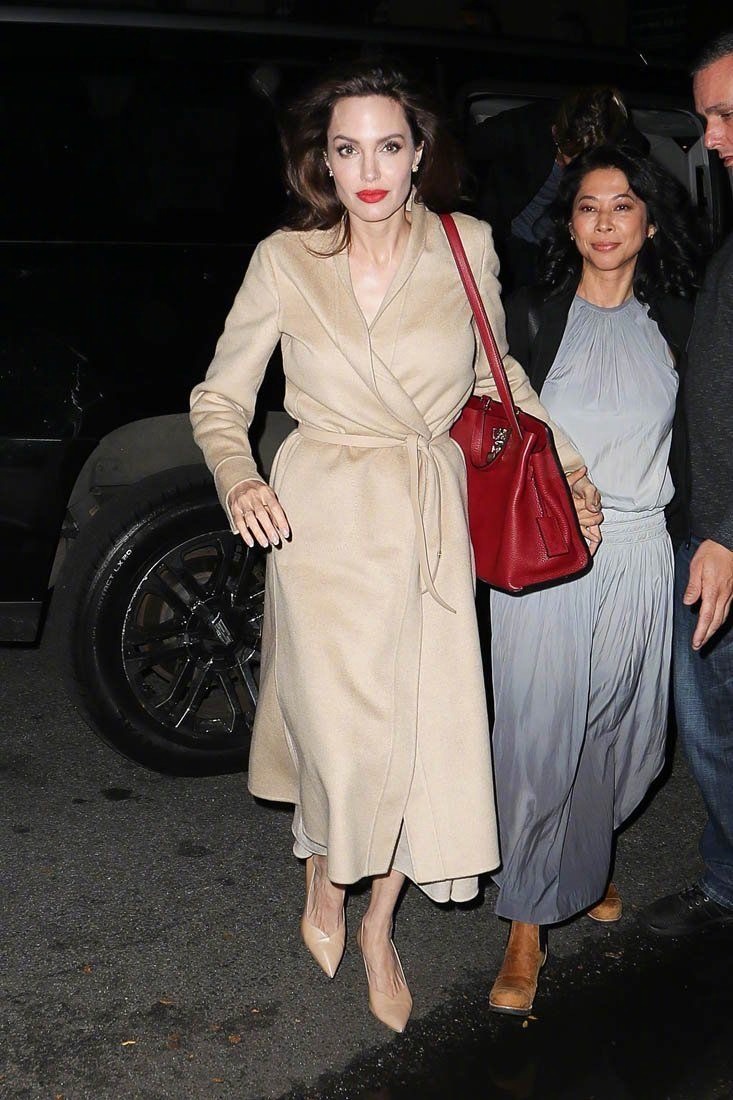 张俪穿西装外套内搭衬衫贝雷帽,张俪穿一身黑色look帅气洒脱