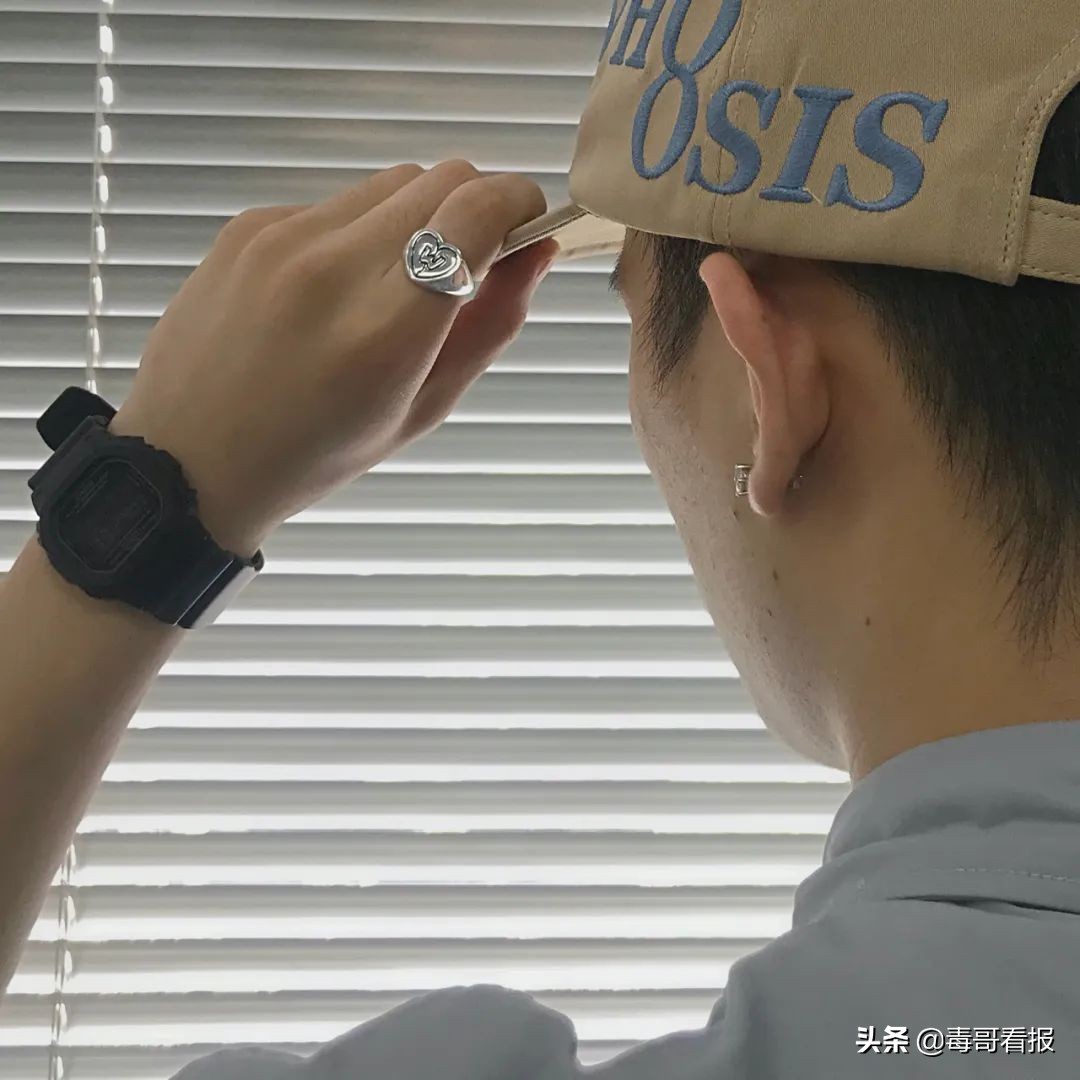 简约的首饰往往是穿搭的必杀技,首饰穿搭