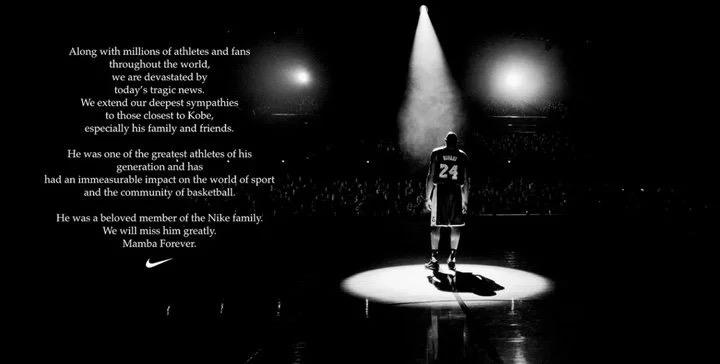 去世后还被继续消费？盗版周边满天飞，时装周摆直升机太讽刺