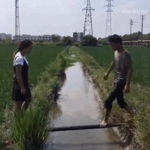 搞笑白色连衣裙视频,搞笑gif第356期