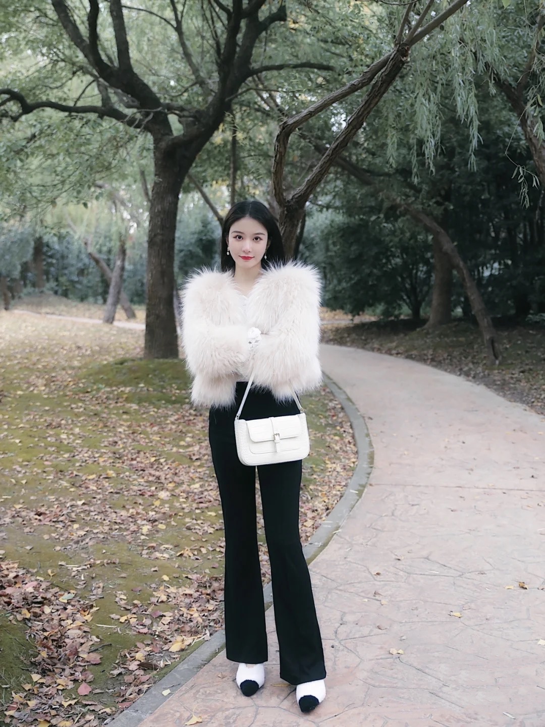 白色皮草马甲里面搭什么颜色打底,白色皮草内搭蕾丝打底衫好看不