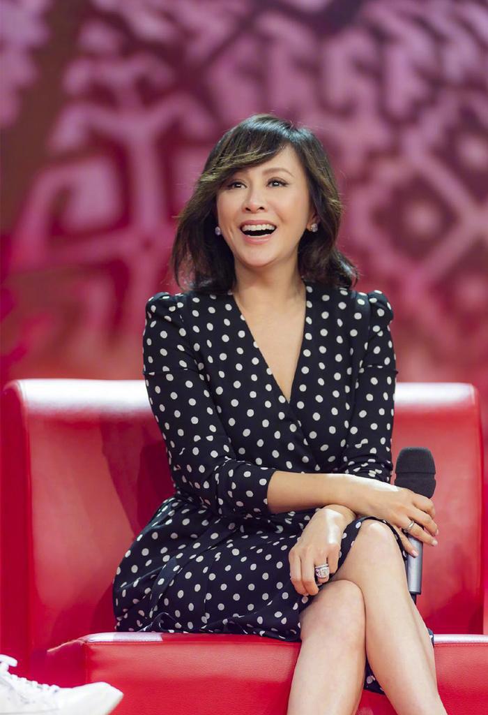 刘嘉玲晒美照印花裙子配香槟,刘嘉玲蝴蝶结图片大全