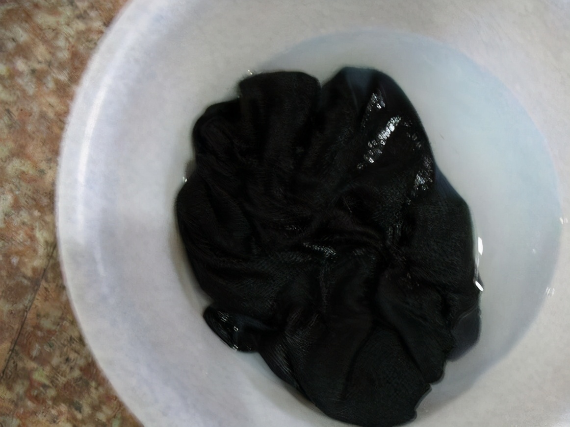 如何让旧衣服颜色变光泽,黑色衣服久了发亮怎么清洗
